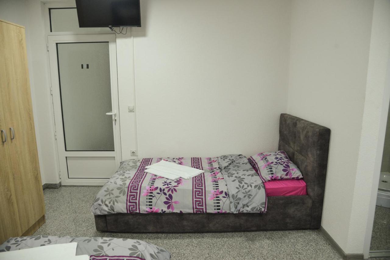 Binta Hostel Вранє Екстер'єр фото