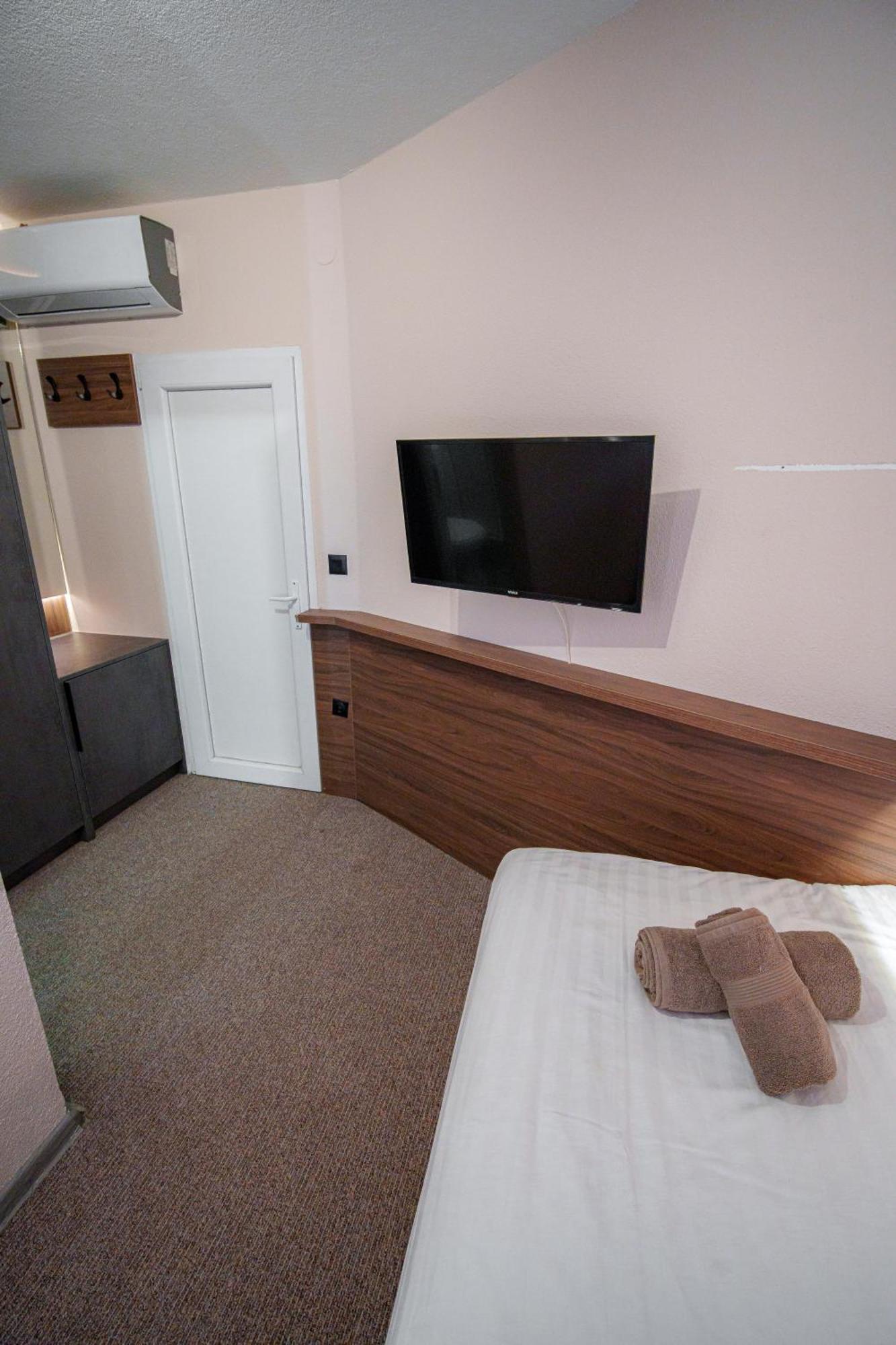 Binta Hostel Вранє Екстер'єр фото